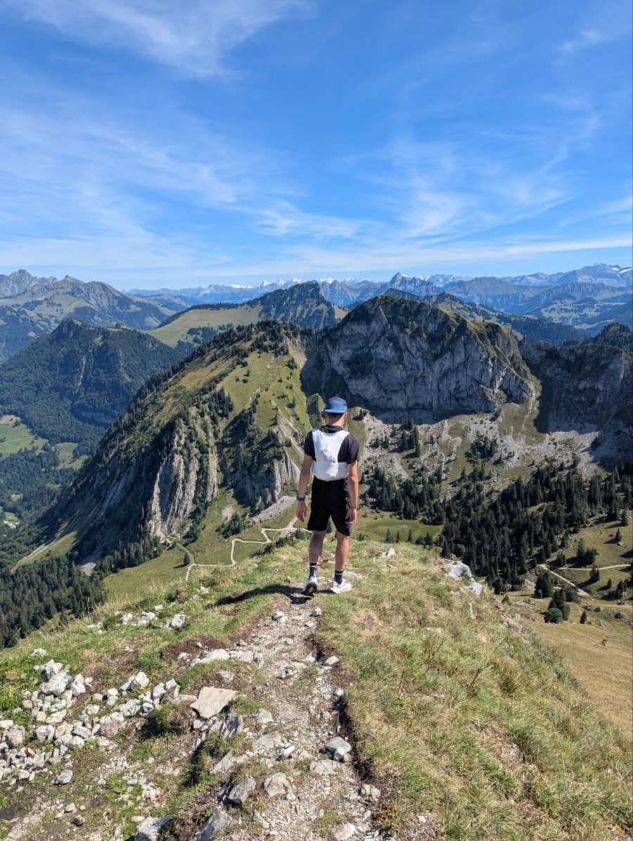 Alexandre Brosse de dos sur une crête de montagne