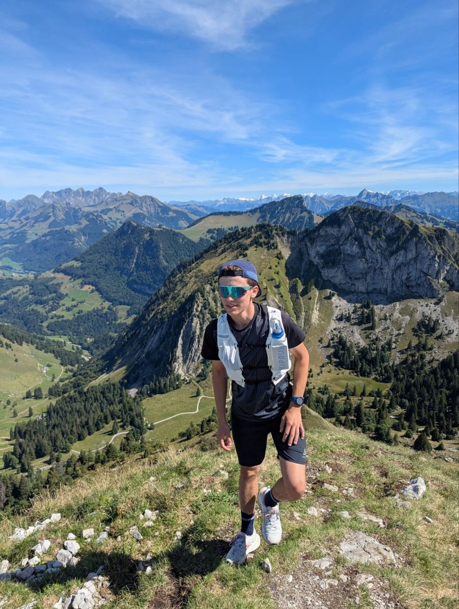Alexandre Brosse en montée sur une crête, en trail dans les Préalpes