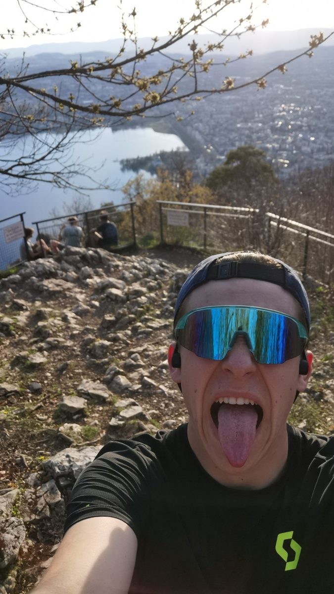 Alexandre Brosse en selfie au-dessus du lac Léman, langue tirée après une montée