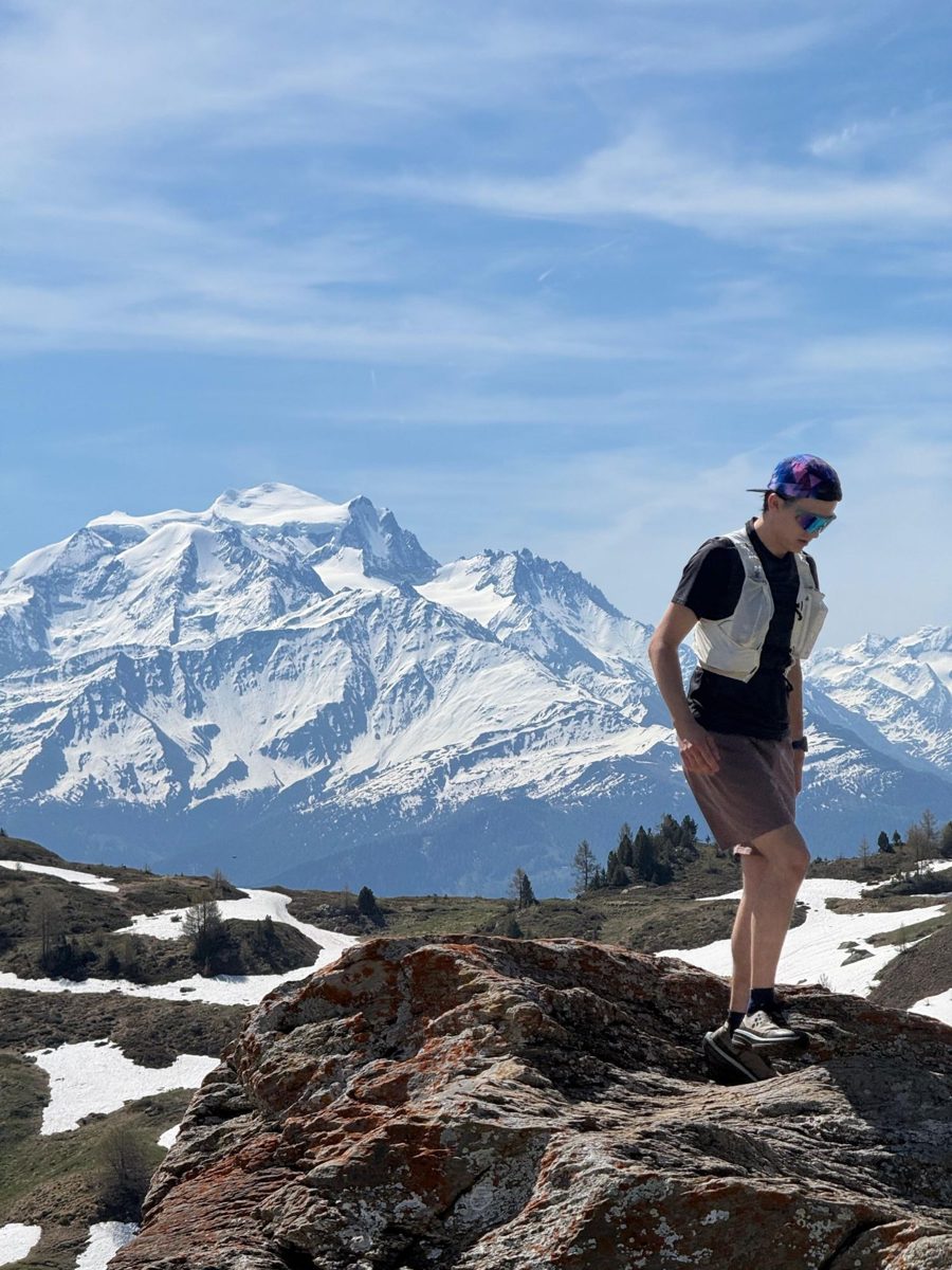 Alexandre Brosse en trail face aux sommets enneigés du Valais