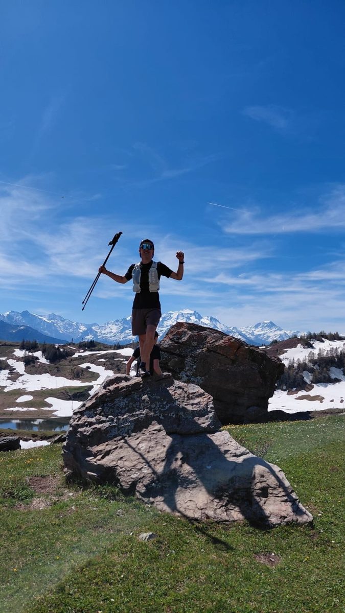 Alexandre Brosse, bras levé en haut d’un rocher, trail en montagne